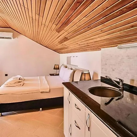 Azure Palm Otel