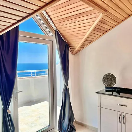 Azure Palm Otel
